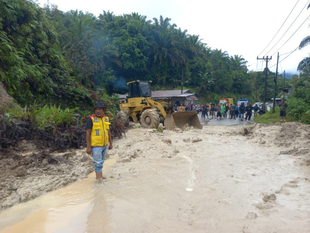 Sepekan Cuaca Ekstrem, Sejumlah Ruas Jalan Nasional di Aceh Alami Longsor dan Banjir