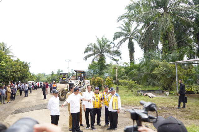 Presiden Joko Widodo meninjau penanganan ruas jalan Kerkap – Tanjung Agung Palik – Gunung Selan – Girimulya.