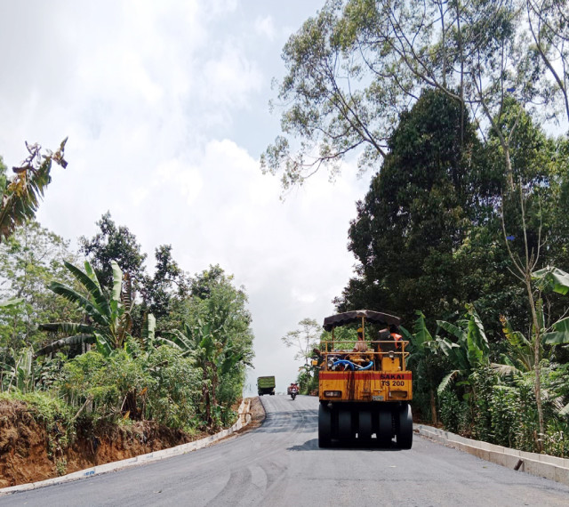 PENINGKATAN JALAN RUAS JALAN  PUSAT PEMERINTAHAN - BARAT WETAN DUKUNG PARIWISATA DI KABAWETAN