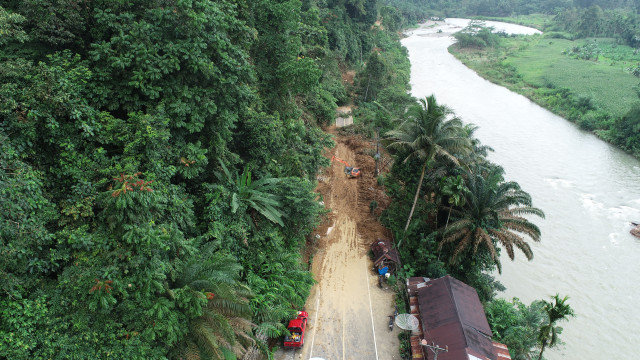BPJN BENGKULU GERAK CEPAT TANGANI LONGSORAN. AKSES RUAS JALAN MANNA – BTS. SUMSEL SUDAH BISA DI LINTASI KENDARAAN.