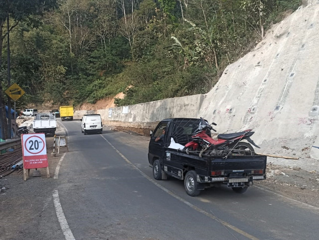 Kabar Baik dari Penanganan Longsoran Cikijing, Kuningan : Jalanan Kembali Bisa Dilewati