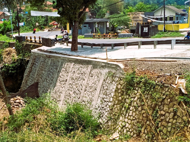 Menghitung Hari Tuntasnya Penanganan Longsoran Jalan Raya Limbangan  