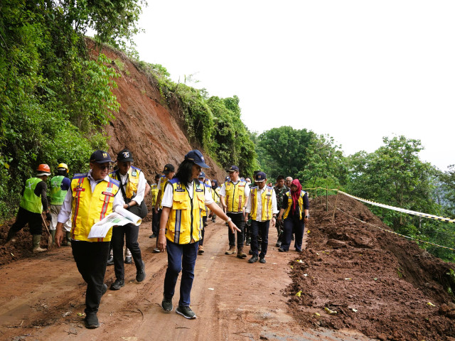 Wamen Diana Tinjau Jalan Nasional Dampak Banjir dan Longsor Sukabumi: Penanganan Darurat Selesai Dalam Dua Minggu