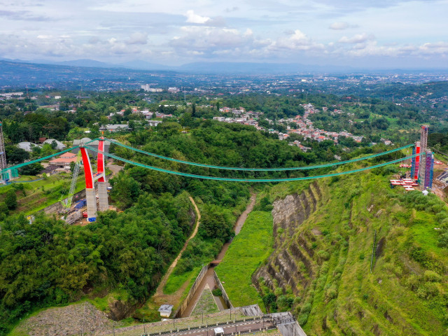 Jembatan Kaca Terpanjang di Indonesia Hampir Siap! Progres Capai 81,3%
