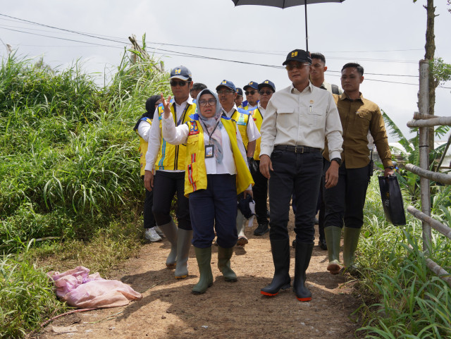 Kepala BBPJN DKI Jakarta – Jabar Dampingi Menteri PU Ke Lokasi Longsor Pasirlangu. Sejumlah Alat Berat Telah Dikerahkan