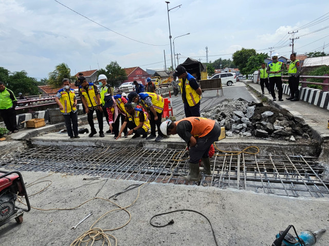 Jembatan Comal Dalam Proses Perbaikan, Lalu Lintas Diberlakukan Contraflow