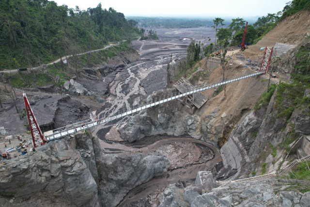 Bangun Jembatan Gantung Sementara Untuk Jaga Konektivitas