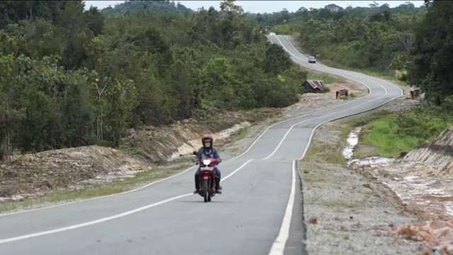 Kementerian PUPR Tingkatkan Kondisi Jalan Paralel Perbatasan Kalbar Secara Bertahap