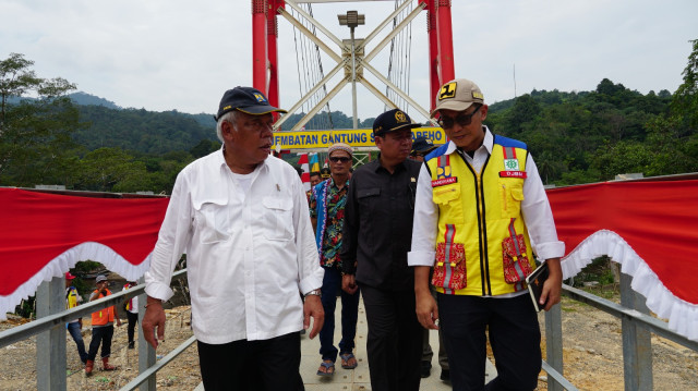 Mentri PUPR dan Ketua Komisi V DPR RI Resmikan Jembatan Gantung Kareho di Kalimantan Barat