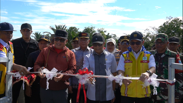 JEMBATAN GANTUNG MUNGGU EMAS,PENGHUBUNG BARU BAGI MASYARAKAT DESA SUNGAI ENAU DAN DESA PADI JAYA
