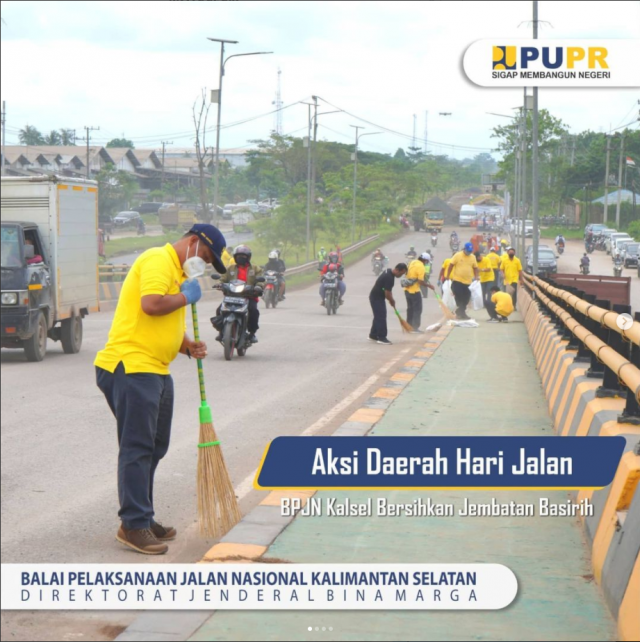 Aksi Balai Pelaksanaan Jalan Nasional (BPJN) Kalimantan Selatan bersama unsur Dinas PUPR Provinsi Kalimantan Selatan dan Dinas PUPR Kota Banjarmasin serta Ikatan Pensiunan Pekerjaan Umum (IPPU) Kalimantan Selatan membersihkan Jembatan Basirih 