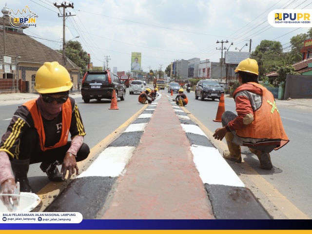 Preservasi Jalan Pengecatan Median di Ruas Tegineneng - Sp. Tj. Karang