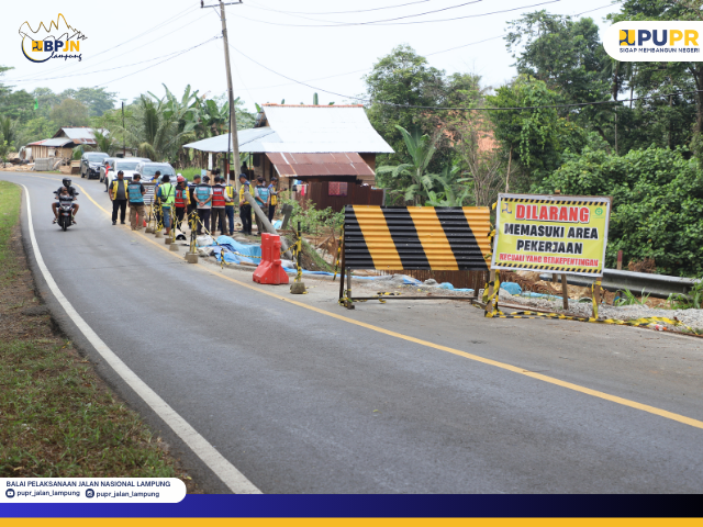 Longsoran di Ruas Pugung Tampak - Gunung Kemala Diperbaiki