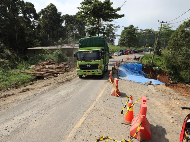 BPJN Lampung Tangani Longsoran di KM 129+850 Ruas Jalan Bengkunat – Sanggi