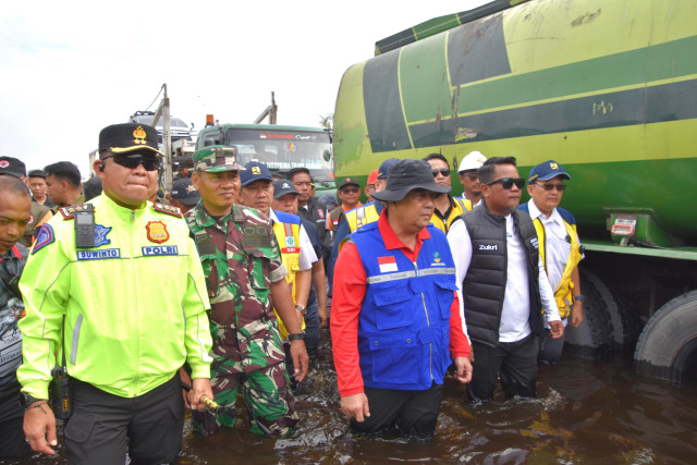 Pendampingan BPJN Riau dalam Kunjungan Gubernur Riau ke lokasi banjir di Jalan Lintas Timur Kab. Pelalawan