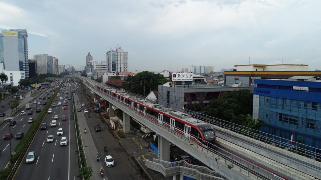 Pelaksanaan Uji Beban Longspan Cikoko Proyek LRT Jabodebek