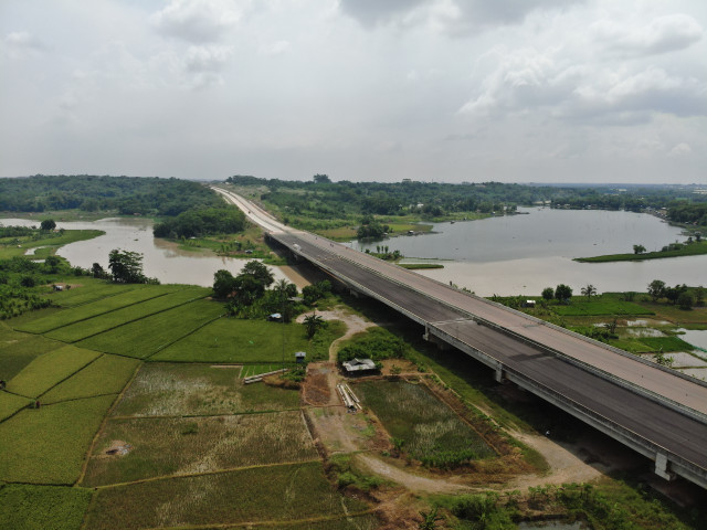 Inspeksi Jembatan Sungai Citarum di Proyek Jalan Tol Jakarta - Cikampek Selatan.