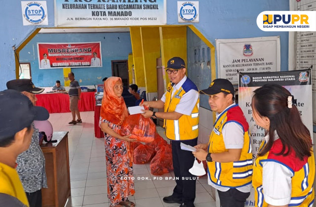 Balai Pelaksanaan Jalan Nasional (BPJN) Sulawesi Utara, menyerahkan paket sembako guna membantu masyarakat yang terdampak banjir bandang di Kelurahan Ternate Baru serta Kelurahan Bailang di Kota Manado.