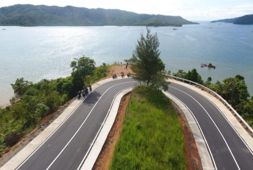       HomeBisnisEkonomi  Jalan Akses menuju Kawasan Wisata Mandeh di Sumatera Barat Rampung