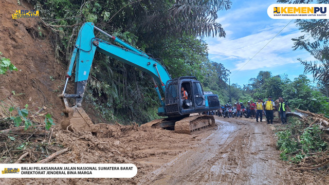 Penanganan Cepat Tim Reaksi Cepat BPJN Sumatera Barat dalam menangani Longsoran dan pohon tumbang di Ruas Jalan PPK 2.3 di Kabupaten Pesisir Selatan