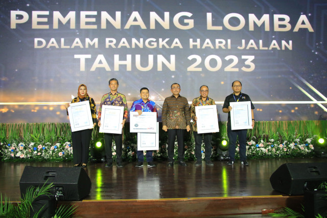 Penghargaan Sistem Manajemen Anti Penyuapan (SMAP) Di Acara puncak Hari Jalan