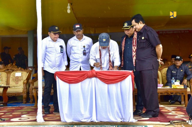 Menteri Basuki Resmikan Jembatan Gantung Sungai Ensilat di Kapuas Hulu