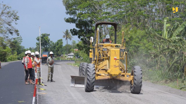 Dukung Kelancaran Logistik di tengah Pandemi COVID-19, Kementerian PUPR Lakukan Preservasi Jalan Nasional Jawa Timur Bagian Selatan