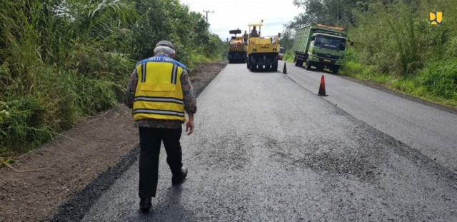 Tingkatkan Kemantapan Jalur Logistik saat Pandemi COVID-19, Kementerian PUPR Lakukan Preservasi 3 Ruas Jalan Lintas Timur Sumsel