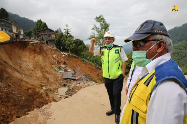 Menteri PUPR Tinjau Penanganan Bencana Longsor di Ruas Jalan Palopo - Makale, Sulawesi Selatan