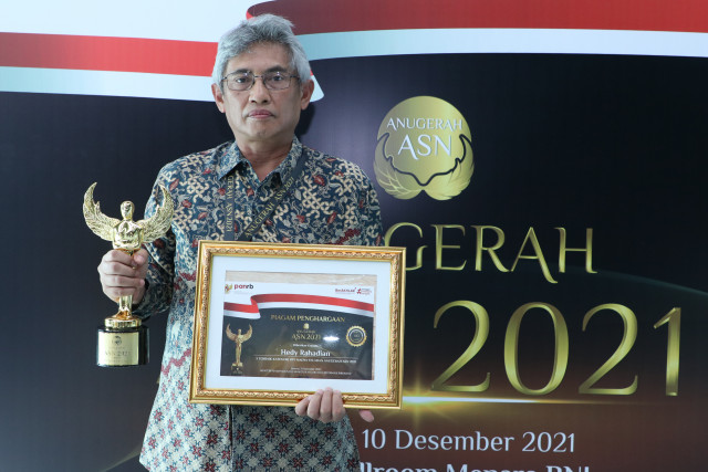 Dirjen Bina Marga Raih Piala Adhigana dalam Anugerah ASN 2021