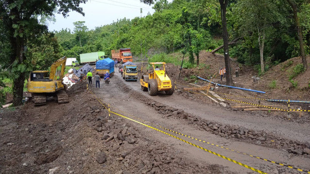 Tetap Bisa Dilalui Kendaraan, Ditjen Bina Marga Tangani Jalan Amblas di Sumedang