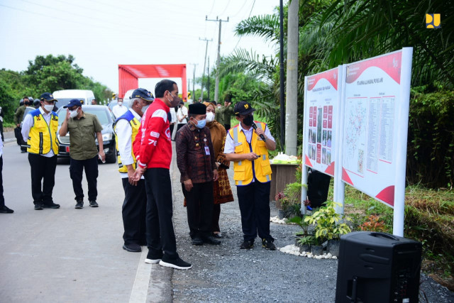 Menteri Basuki Dampingi Presiden Jokowi Tinjau Proyek Peningkatan Kualitas Jalan Kota Jambi ke Muara Sabak