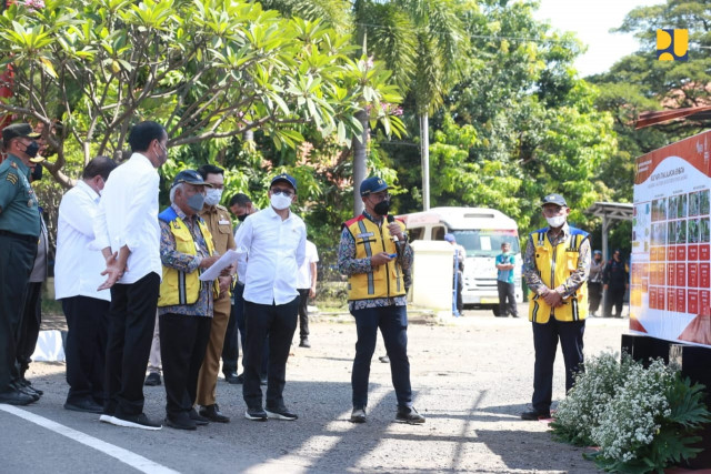 Menteri Basuki Dampingi Presiden Jokowi Tinjau Pelaksanaan Program Padat Karya Tunai Bidang Jalan dan Jembatan