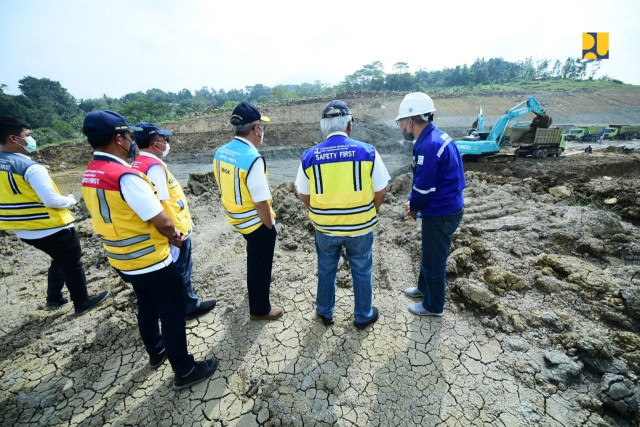 Tinjau Jalan Tol Cisumdawu, Menteri Basuki: Percepat Penyelesaian dengan Pengawasan Ketat