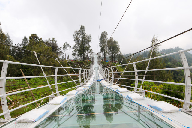 Jembatan Kaca Seruni Point Bromo Lakukan Uji Beban