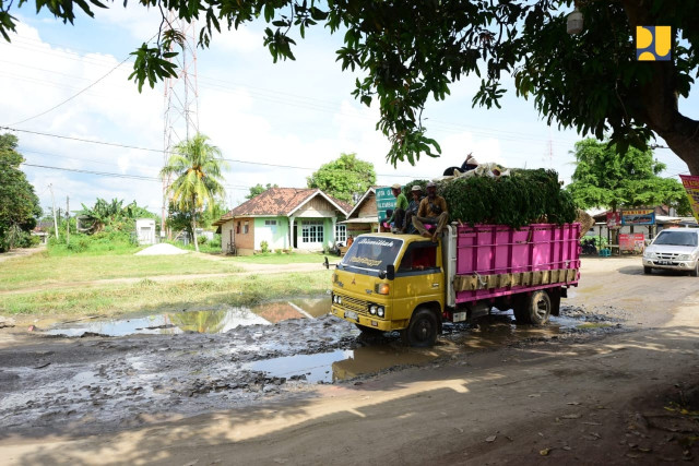 Dampingi Presiden Jokowi Tinjau Jalan Kota Gajah - Simpang Randu di Lampung Tengah, Menteri Basuki: Pekerjaan Perbaikan Segera Dimulai