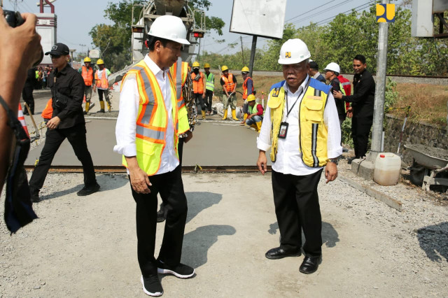 Menteri Basuki Dampingi Presiden Jokowi Tinjau Penanganan Jalan Daerah di Kabupaten Sragen