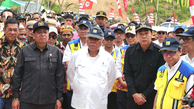 Menteri Basuki Bersama Ketua Komisi V DPR RI Resmikan Jembatan Gantung Kareho di Kalimantan Barat