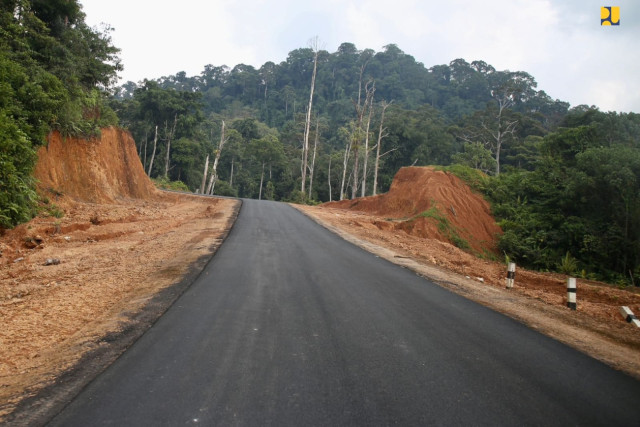 Kementerian PUPR Terus Lanjutkan Pembangunan Jalan Perbatasan Kalbar Hingga Tembus ke Kaltim 608 Km