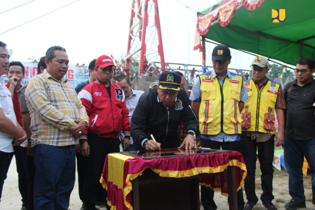 Permudah Konektivitas Antar Desa, Kementerian PUPR Bersama Komisi V DPR RI Resmikan 3 Jembatan Gantung di Kabupaten Sintang Kalbar