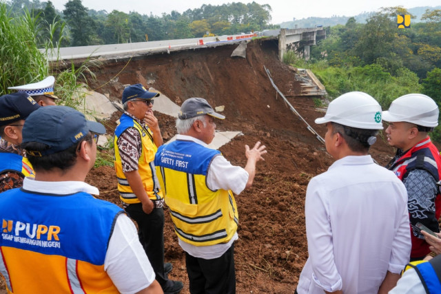 Penanganan Darurat Pasca Longsor Dimulai, Ruas Cigombong - Cibadak Diupayakan Tetap Dapat Fungsional Pada Mudik Lebaran 2024