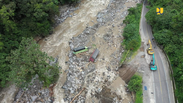 Kementerian PUPR Kerahkan Alat Berat Tangani Banjir Lahar Dingin di Sumbar