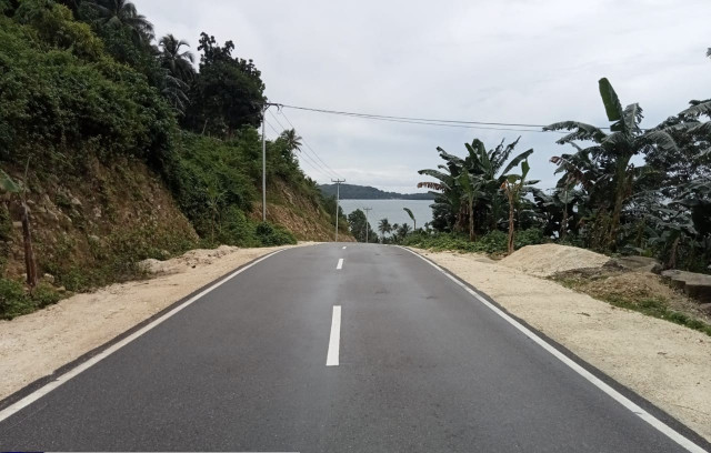 Tingkatkan Konektivitas Wilayah Terluar, Kementerian PUPR Tuntaskan Pembangunan Jalan Simpang Holat - Ohoiraut di Pulau Kei Besar dan Pulau Buru