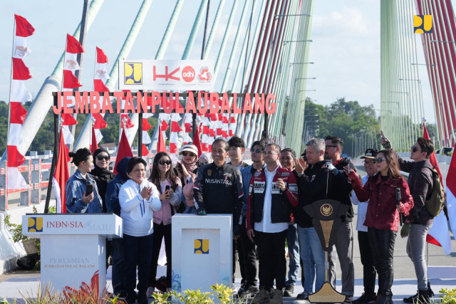 Datang Dengan Kendaraan Roda Dua, Presiden Resmikan Jembatan Pulau Balang untuk Dukung Konektivitas IKN