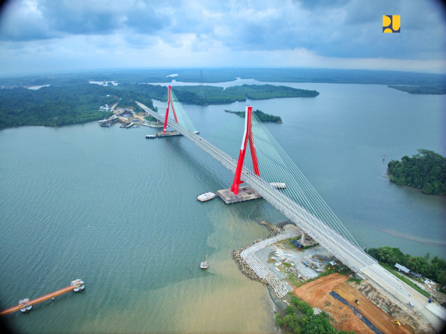 Datang Dengan Kendaraan Roda Dua, Presiden Resmikan Jembatan Pulau Balang untuk Dukung Konektivitas IKN