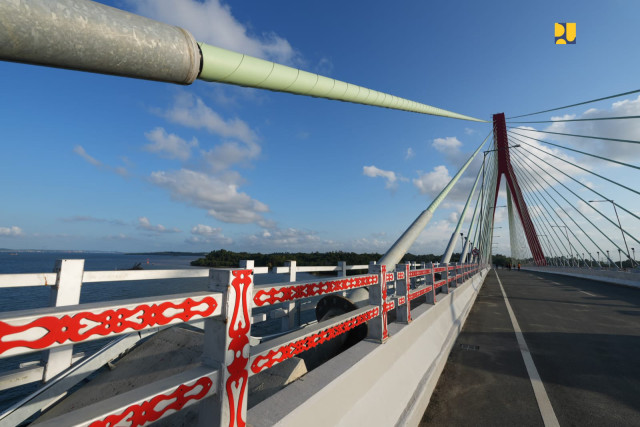 Datang Dengan Kendaraan Roda Dua, Presiden Resmikan Jembatan Pulau Balang untuk Dukung Konektivitas IKN