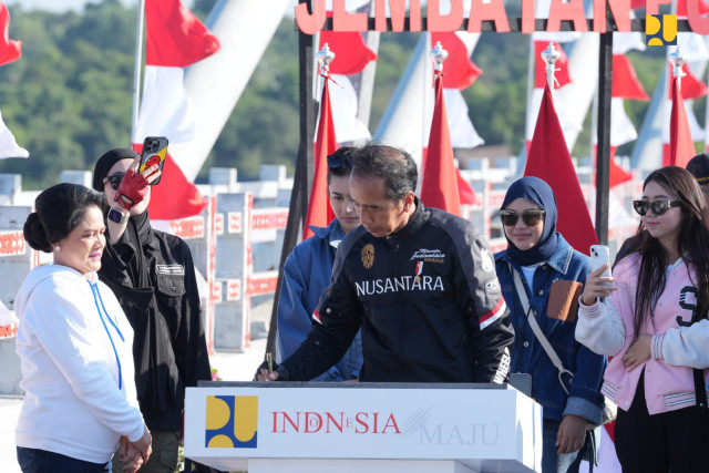 Datang Dengan Kendaraan Roda Dua, Presiden Resmikan Jembatan Pulau Balang untuk Dukung Konektivitas IKN