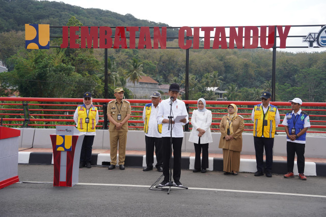 Kado Kemerdekaan RI Bagi Warga Jabar, Presiden Jokowi Resmikan 22 Ruas Jalan Daerah dan 16 Jembatan Callender Hamilton di Banjar