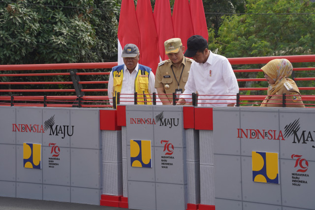 Kado Kemerdekaan RI Bagi Warga Jabar, Presiden Jokowi Resmikan 22 Ruas Jalan Daerah dan 16 Jembatan Callender Hamilton di Banjar