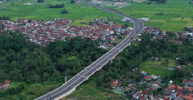 Kado Kemerdekaan RI Bagi Warga Jabar, Presiden Jokowi Resmikan 22 Ruas Jalan Daerah dan 16 Jembatan Callender Hamilton di Banjar